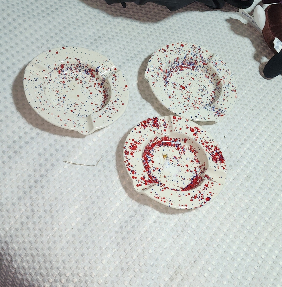 CERAMIC NWOT SPECKLED ROUND HOMEMADE ASHTRAYS. SET OF 3